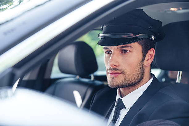 homem sentado em um carro com motorista particular - chauffeur limousine hat driver - fotografias e filmes do acervo