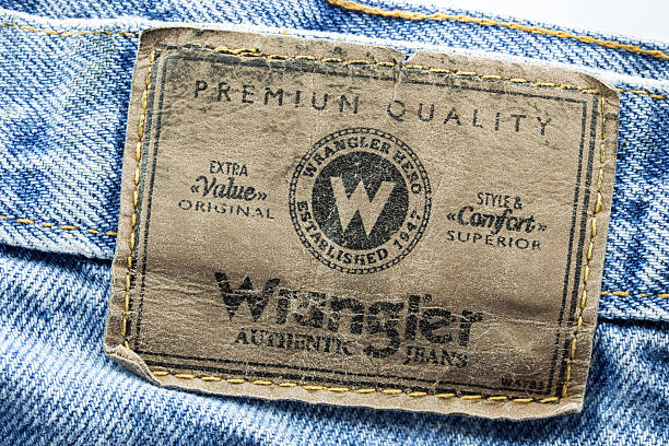 클로즈업 of wrangler 가죽 라벨에 따라 블루 진 베이스 - label stitch leather clothing 뉴스 사진 이미지