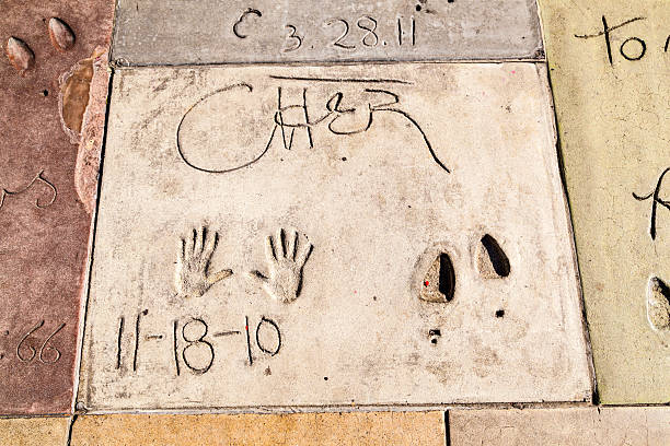 chers handprints in hollywood boulevard in the concrete - cher 個照片及圖片檔