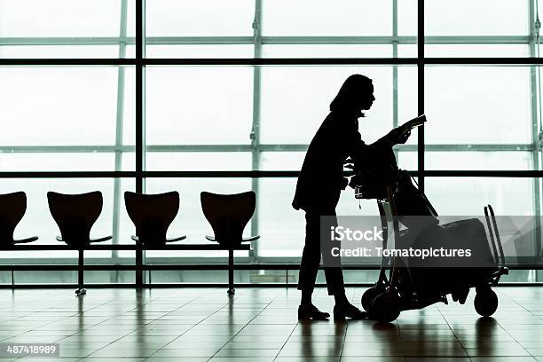 Foto de Silhueta De Mulher Traveller No Aeroporto e mais fotos de stock de A caminho - A caminho, Abstrato, Aeroporto