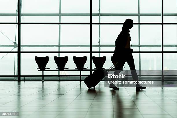 Foto de Silhueta De Mulher Traveller No Aeroporto e mais fotos de stock de A caminho - A caminho, Adulto, Aeroporto