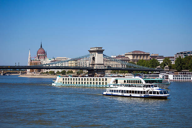 bateaux de croisière sur le danube - budapest danube river cruise hungary photos et images de collection