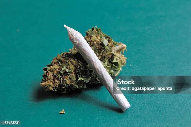 Haschisch Stockfoto und mehr Bilder von Marihuana - Cannabisblütenstände und -blätter in unverarbeiteter Form - Marihuana - Cannabisblütenstände und -blätter in unverarbeiteter Form, Hanfpflanze, Rauch