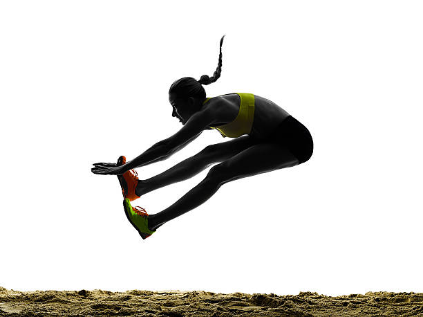 aislado silueta de mujer salto de longitud - evento de prueba de campo feminino fotografías e imágenes de stock