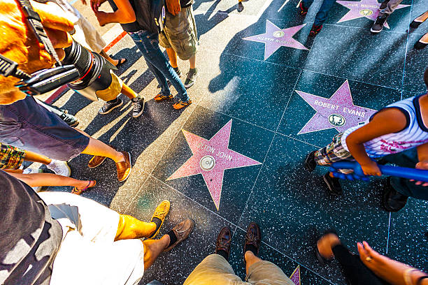 elton john estrella en hollywood paseo de la fama - sidewalk walking human foot city fotografías e imágenes de stock