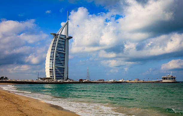 dubai, emirados árabes unidos-o famoso burj al arab hotel. - jumeirah beach hotel - fotografias e filmes do acervo