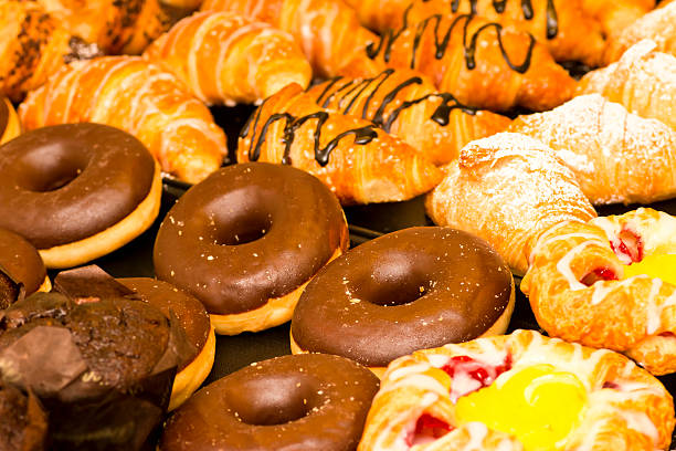 donuts muffins e croissants pastries doce - pastry danish pastry bread pastry crust imagens e fotografias de stock
