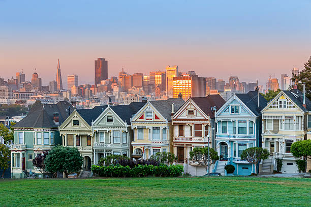 alamo square e il painted ladies di san francisco, - san francisco county san francisco bay area house painted ladies foto e immagini stock