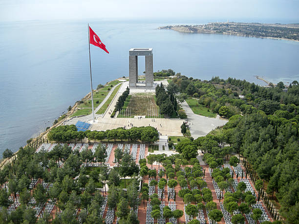 monumento a los mártires de canakkale desde arriba, turquía - war memorial holiday fotografías e imágenes de stock