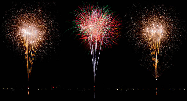 新年や国内のイベントにマルチカラーの花火 - multi national ストックフォトと画像