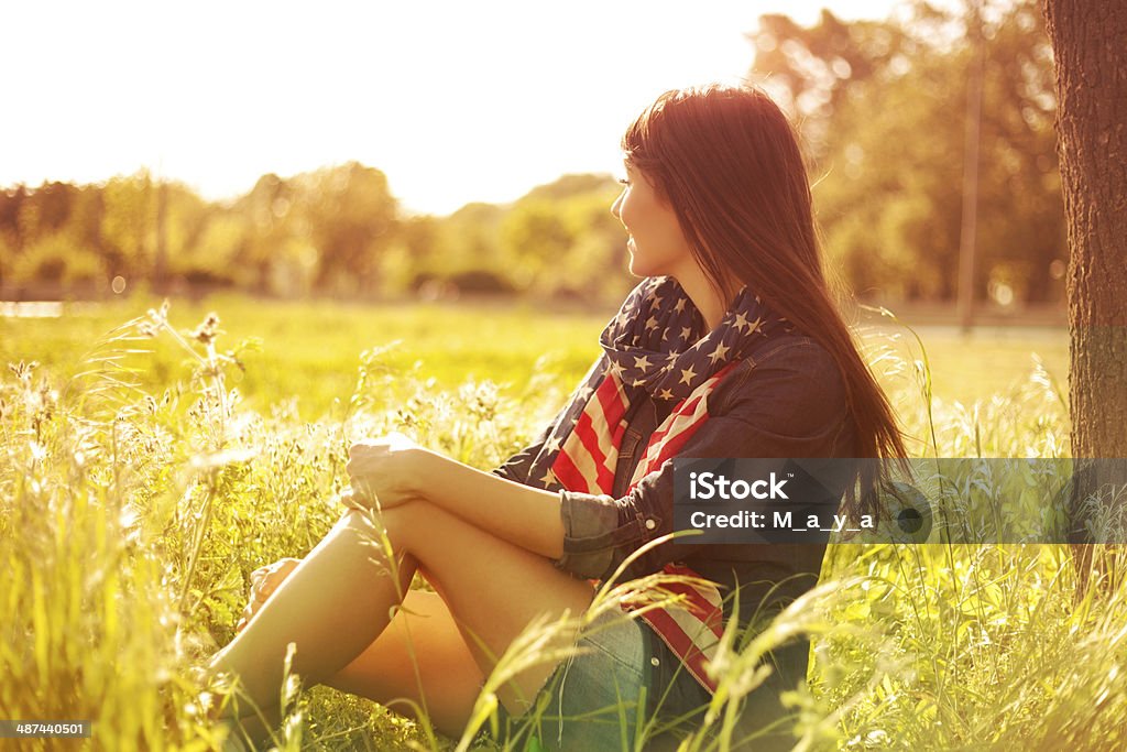 Frau genießen die Sonne. - Lizenzfrei Gras Stock-Foto