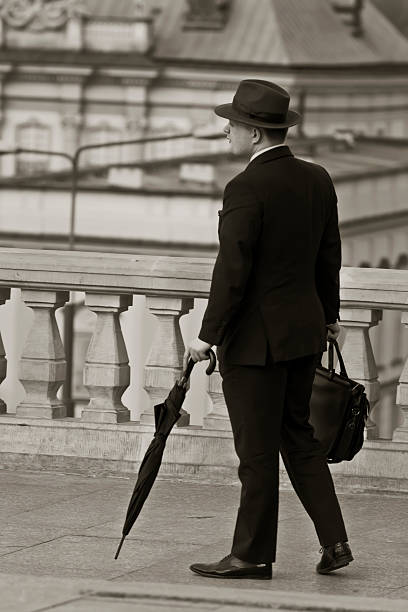 businessmann una passeggiata - fusgänger foto e immagini stock