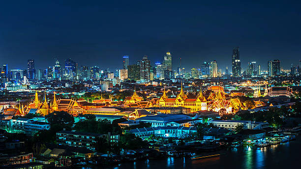 wat phra kaeo bangkok, en thaïlande, le grand palais à bangkok - bangkok thailand skyline night photos et images de collection