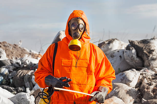 retrato do trabalhador da indústria de reciclagem - radiation protection suit toxic waste protective suit cleaning - fotografias e filmes do acervo
