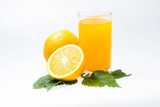 vaso de jugo de naranja aislado en blanco - orange ohio fotografías e imágenes de stock
