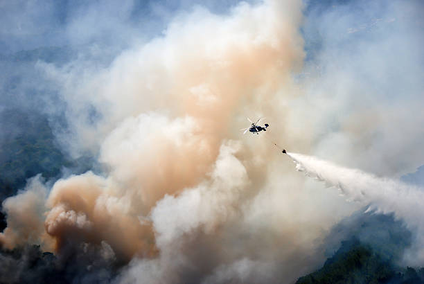 helikopter ugaszenie pożar lasu - fire retardant zdjęcia i obrazy z banku zdjęć