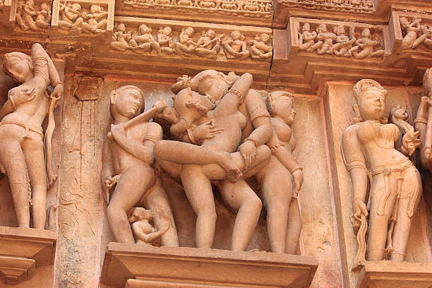 starożytny płeć pozycji rzeźba w khajuraho - khajuraho india sexual activity temple zdjęcia i obrazy z banku zdjęć