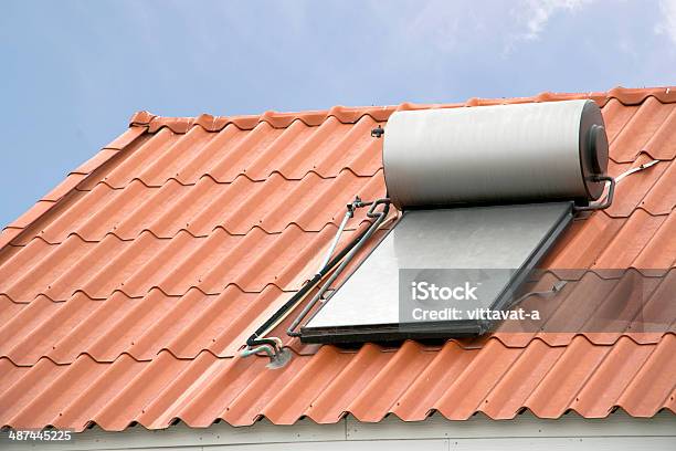 Вставка Для Горячей Воды Солнечной Системы На Крыше — стоковые фотографии и другие картинки Радиатор отопления
