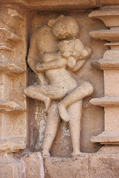 kochać para rzeźba w khajuraho - khajuraho india sexual activity temple zdjęcia i obrazy z banku zdjęć