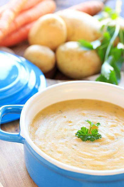 hausgemachte kartoffelsuppe mit petersilie - kräftig imagens e fotografias de stock