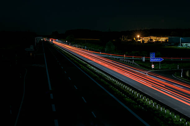 autobahn にドイツの夜景 - lichtspur ストックフォトと画像