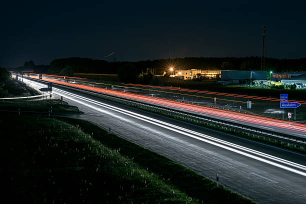 autobahn にドイツの夜景 - lichtspur ストックフォトと画像