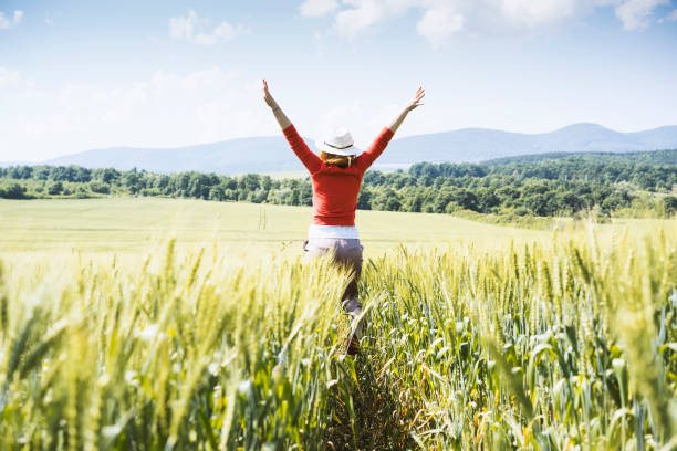 poczuj natura - arms raised green jumping hand raised zdjęcia i obrazy z banku zdjęć