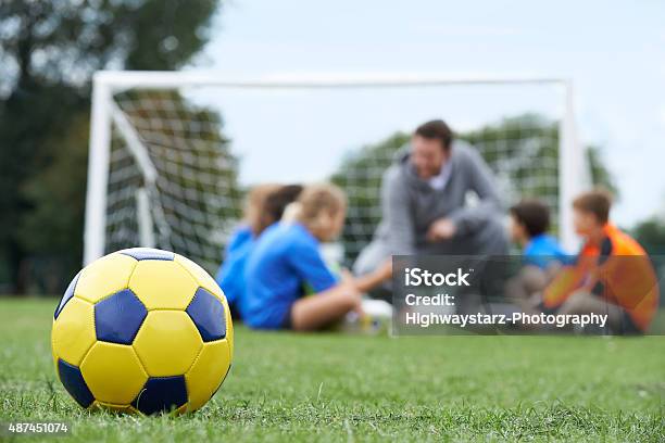 Trainer Und Team Über Taktik Mit Fußball Ball In Foregroun Stockfoto und mehr Bilder von Fußball