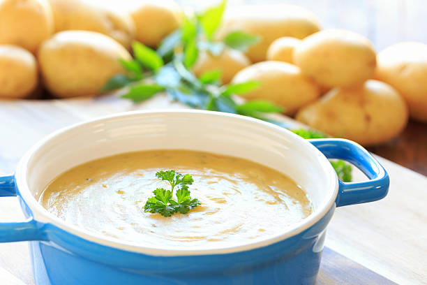 hausgemachte kartoffelsuppe mit petersilie - kräftig imagens e fotografias de stock