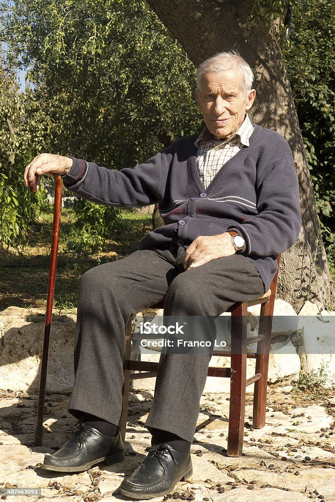 Vieux homme assis à l'extérieur. - Photo de Centenaire et plus libre de droits