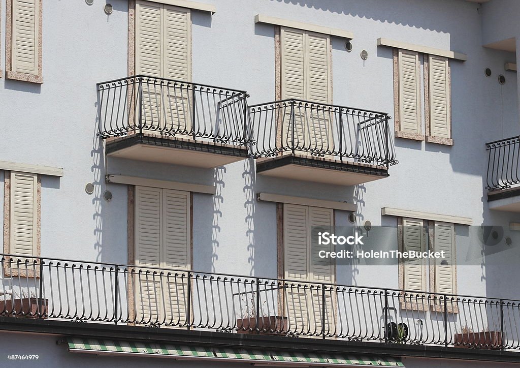 Fasada af budynku z balkonem i żeliwa Ogrodzenie - Zbiór zdjęć royalty-free (12-ta Godzina)