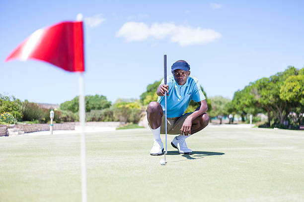 중유럽식 골퍼 추구 그의 요금보기 퍼트 익숙해지세요. - putting green practicing putting flag 뉴스 사진 이미지