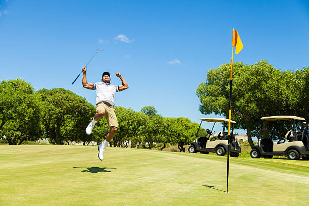 중유럽식 골프 celebrating sinking 그릐 퍼트! - golf flag putting green sport 뉴스 사진 이미지