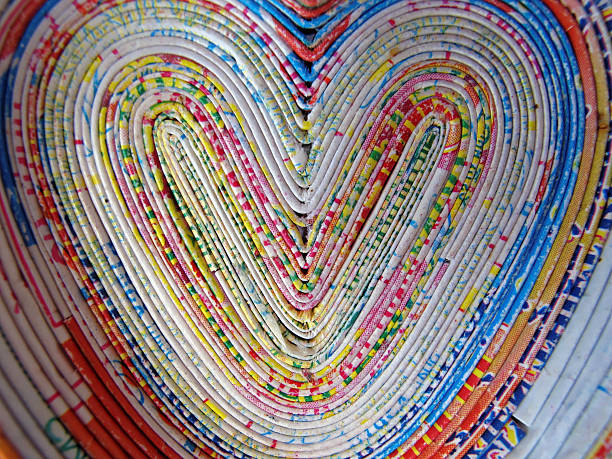 farbenfrohe herzen - abstract newspaper macro heart shape stock-fotos und bilder