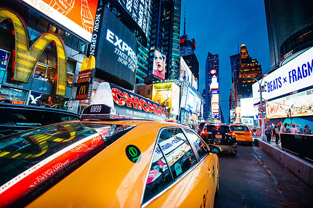 times square new york city - taxi new york city traffic busy foto e immagini stock
