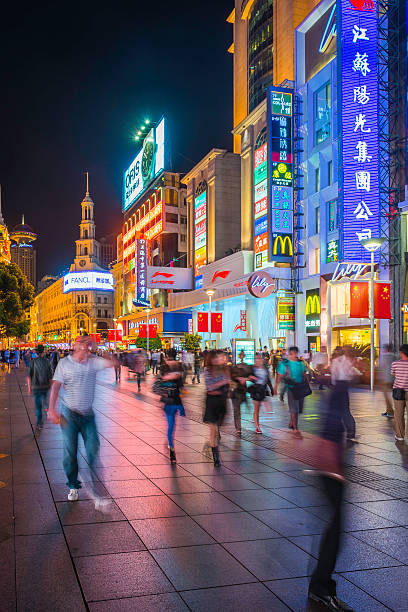 shanghai foule d'acheteurs néon nuit sur la route de nanjing, chine - route de nankin photos et images de collection