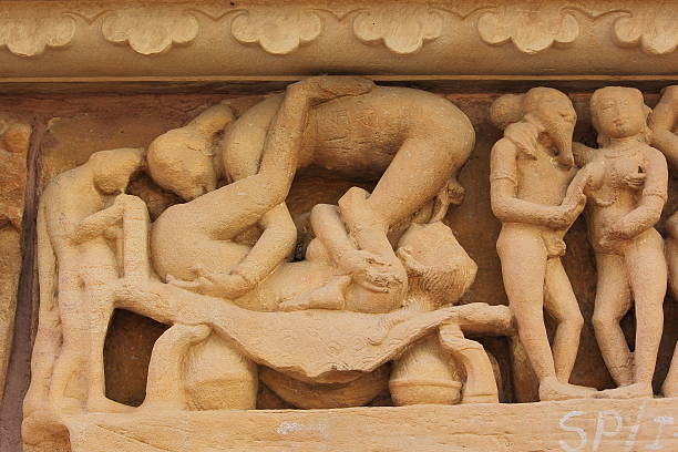 zygzak pozycji seksualnych rzeźba w khajuraho - khajuraho india sexual activity temple zdjęcia i obrazy z banku zdjęć