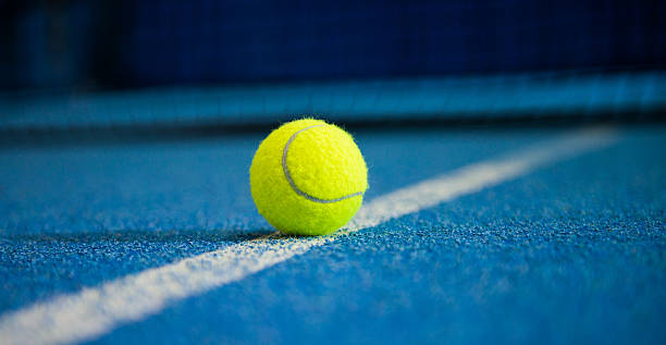 bola de tenis - tennis indoors court ball fotografías e imágenes de stock