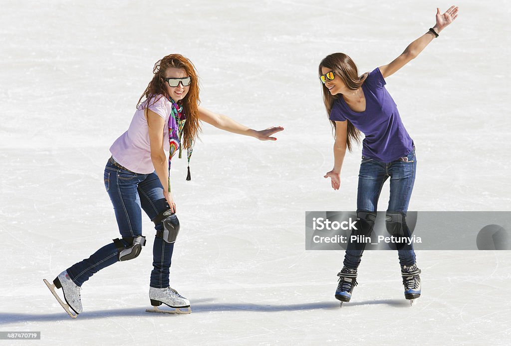 Immagine del gruppo di adolescenti sul ghiaccio - Foto stock royalty-free di Almaty