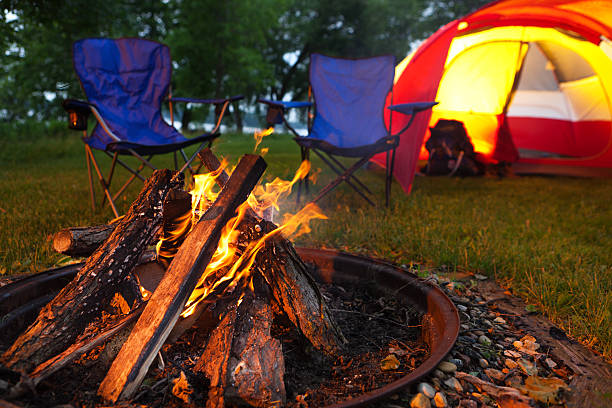 abend im camp zelt mit roten stühlen und brennende feuerstelle - fire pit fire camping burning stock-fotos und bilder