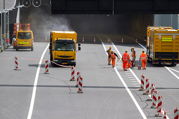 roadworkers lavorando sulla new road. - editorial safety in a row industry foto e immagini stock