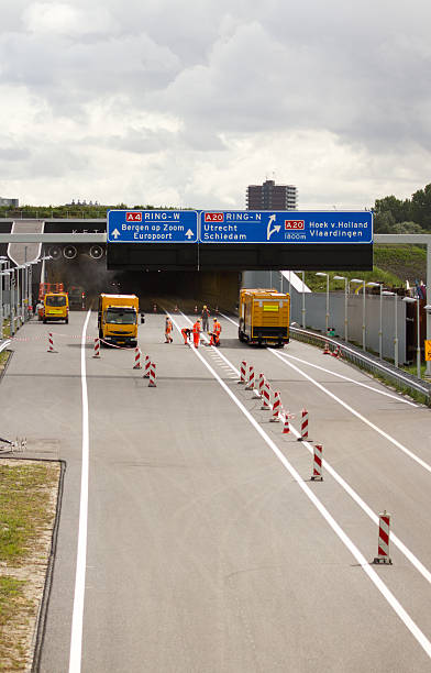 roadworkers lavorando sulla new road. - editorial safety in a row industry foto e immagini stock