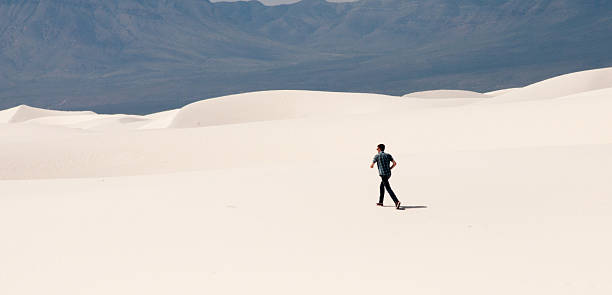 joven caminando a través de arenas blancas - alamogordo fotografías e imágenes de stock