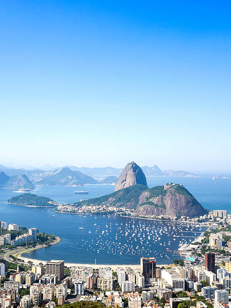 montaña de sugarloaf en rio de janeiro, brasil - sugarloaf mountain mountain rio de janeiro brazil fotografías e imágenes de stock