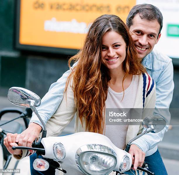 Schönes Paar Auf Moped Barcelona Stockfoto und mehr Bilder von Attraktive Frau - Attraktive Frau, Barcelona - Spanien, Blick in die Kamera