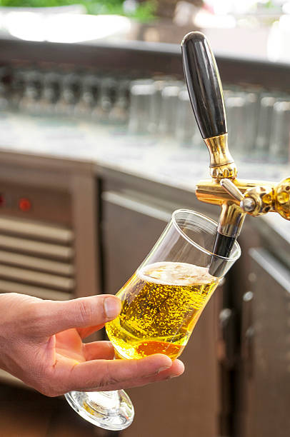 barman au travail - serving drink beer garden beer glass photos et images de collection
