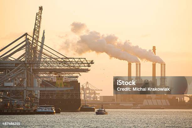 Buque De Carga En El Muelle De Carga Cerca De Róterdam Países Bajos Foto de stock y más banco de imágenes de Agua