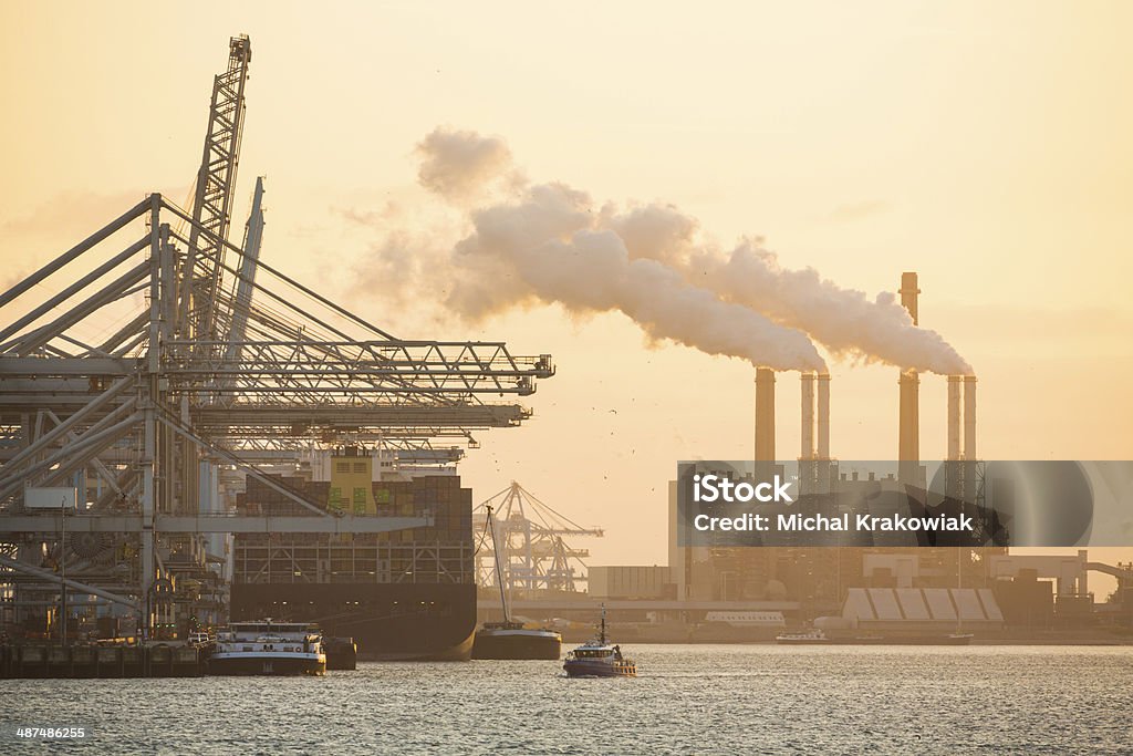 Navio de Contêiner de carga no porto perto de Roterdã, Países Baixos. - Foto de stock de Atracado royalty-free