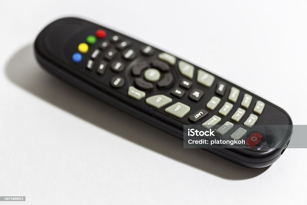 TV con telecomando concentrarsi sul pulsante di alimentazione - Foto stock royalty-free di Aggiustare