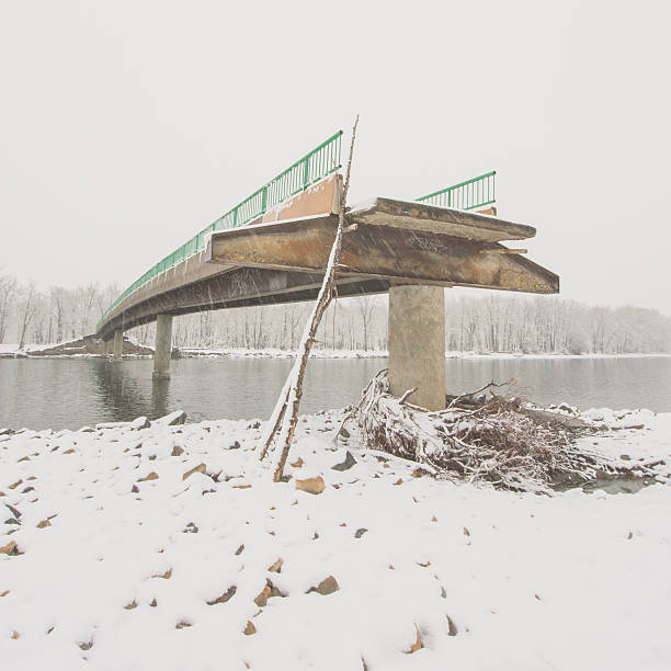 en ángulo de vista de un puente dañado - calgary bridge flood alberta fotografías e imágenes de stock